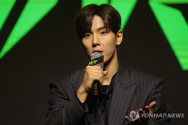 질문에 답하는 셔누