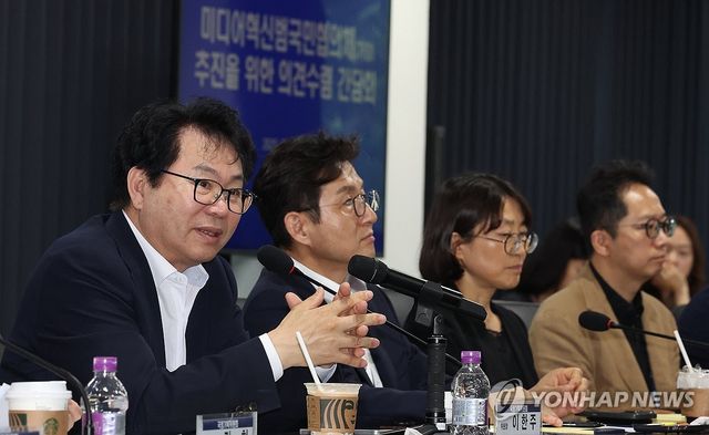 미디어혁신범국민협의체 추진 의견수렴 간담회, 인사말하는 이한주 위원장