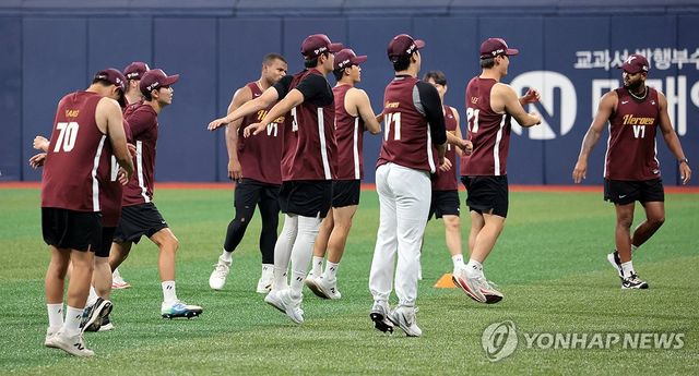 설종진 키움 감독대행 체제 첫 훈련