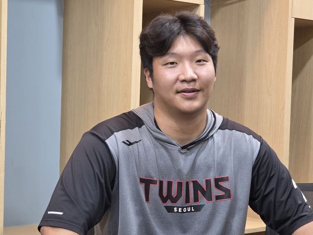 인터뷰하는 문보경