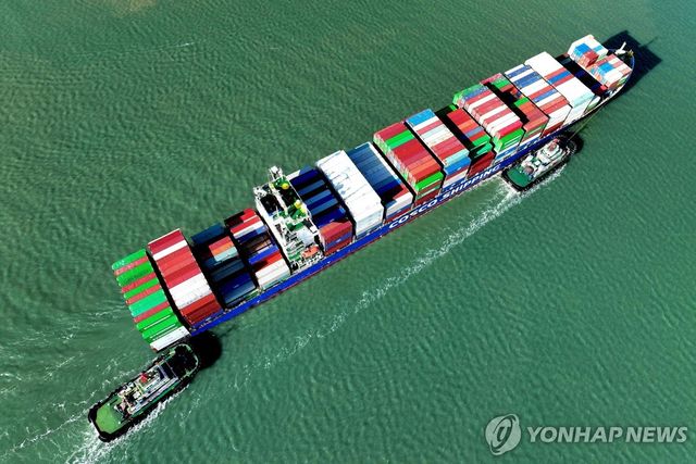 중국 항구 앞바다의 컨테이너선