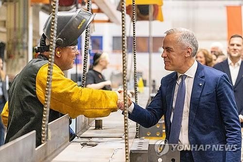 철강공장 방문한 카니 캐나다 총리(오른쪽)