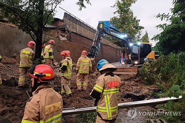 오산 가장교차로 고가도로 옹벽 붕괴…차량 2대 매몰