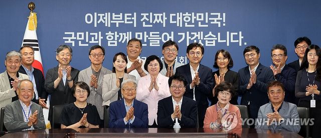 기념촬영하는 참석자들