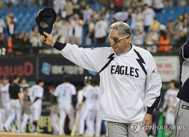 연장전 승리 후 인사하는 김경문 감독