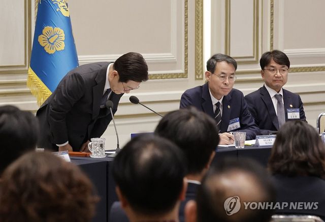 이재명 대통령, 사회적 참사 유가족 간담회 인사