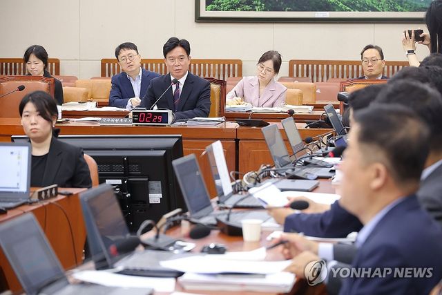 질의 답변하는 김영훈 고용노동부 장관 후보자