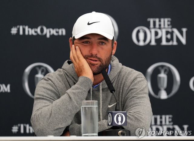 기자회견에 참석한 셰플러