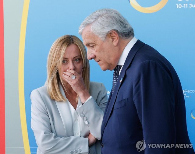 안토니오 타야니 이탈리아 부총리(오른쪽)와 조르자 멜로니 총리
