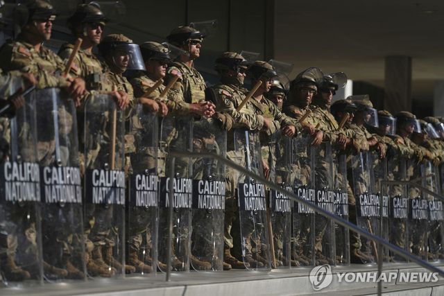 로스앤젤레스 시내의 연방정부 건물을 보호 중인 주 방위군