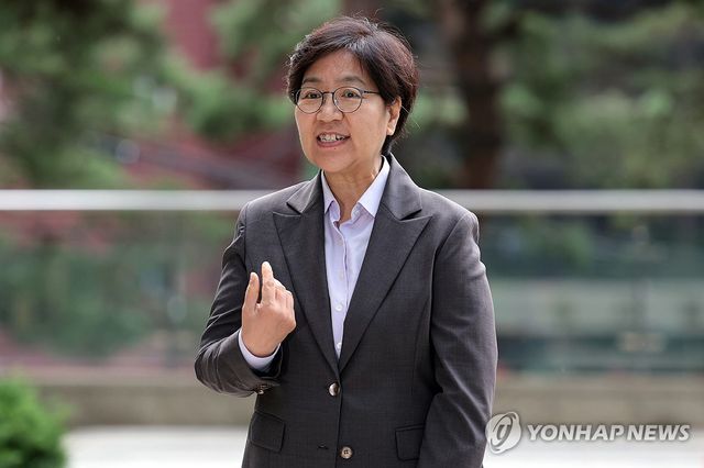 마이크 요청하는 정은경 보건복지부 장관 후보자