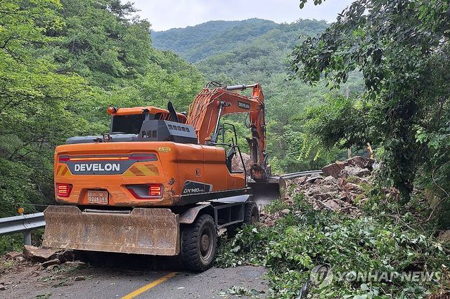돌 치우는 중장비