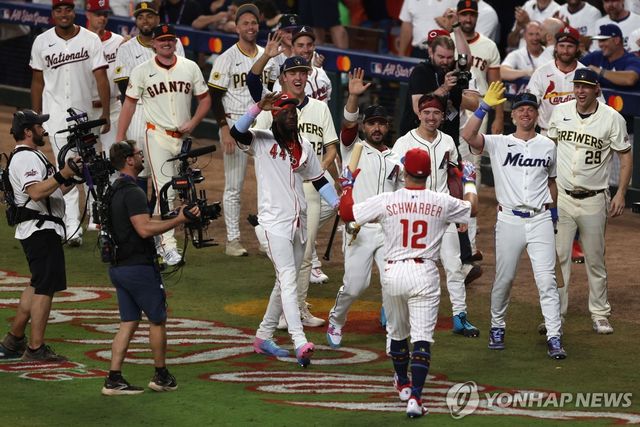 기뻐하는 내셔널리그 선수들