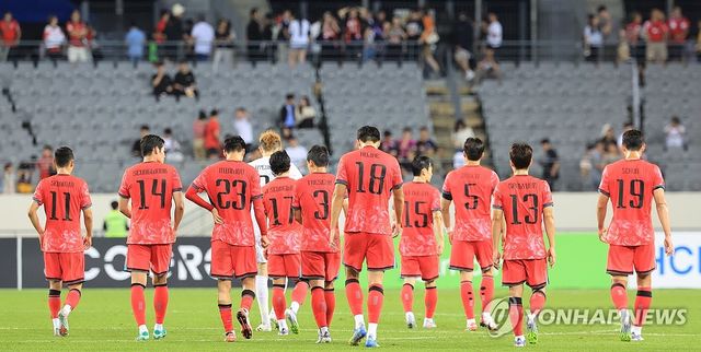 패배 아쉬워하는 한국