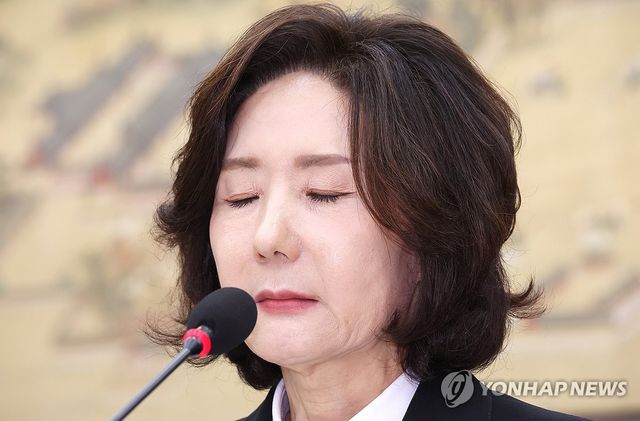 눈감은 이진숙 후보자