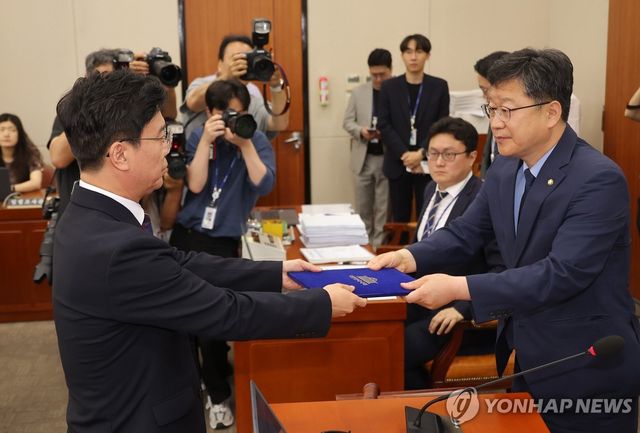 선서문 전달하는 김영훈 고용노동부 장관 후보자