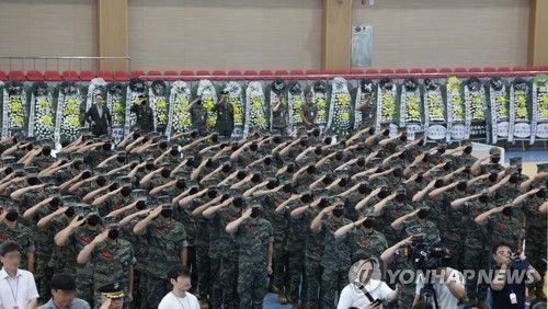 故 채수근 상병 보국훈장…경례하는 해병