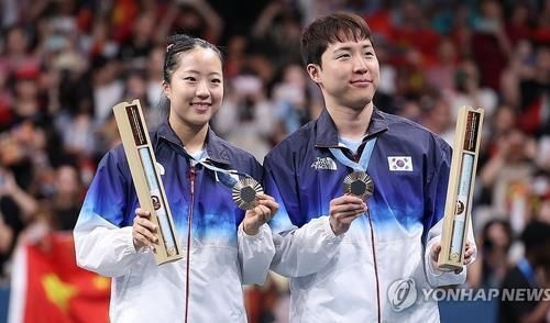 작년 파리 올림픽서 혼합복식 동메달을 합작한 신유빈(왼쪽)과 임종훈
