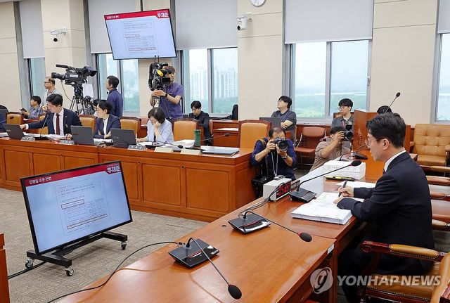 김정일 조문 관련 질의 듣는 김영훈 장관 후보자