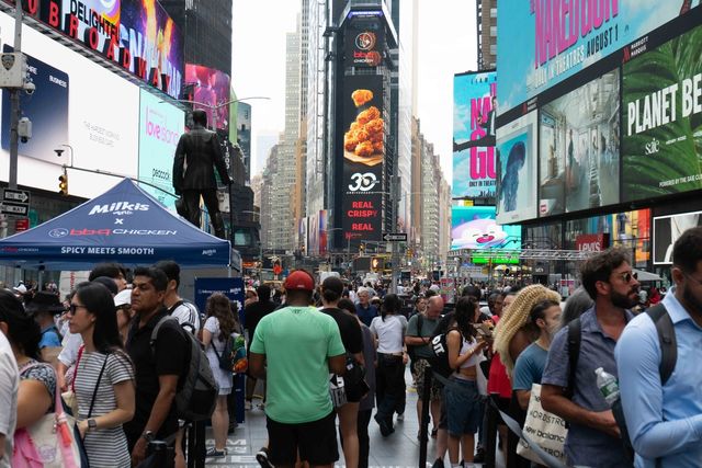 뉴욕 타임스스퀘어 전광판 광고와 부스