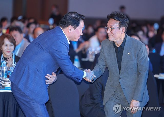 악수하는 김민석 총리-최태원 대한상의 회장