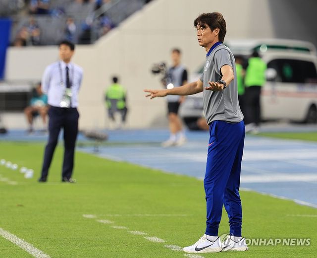 작전 지시하는 홍명보 감독