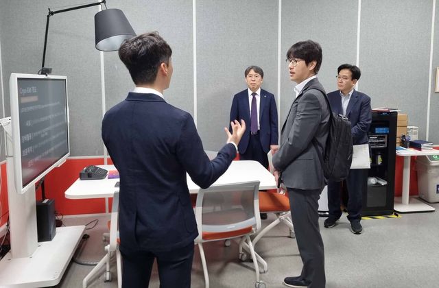 초저온 전자현미경 장비 설명 듣는 하정우 AI미래기획수석 