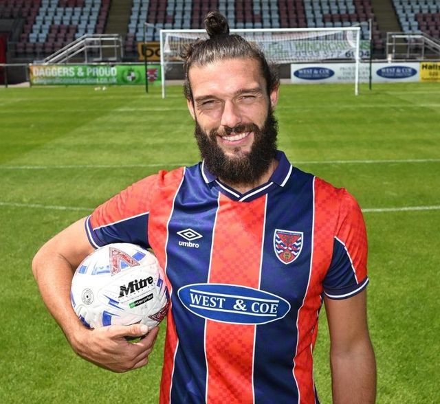 잉글랜드 6부리그 대거넘 앤드 레드브리지에 입단한 앤디 캐럴