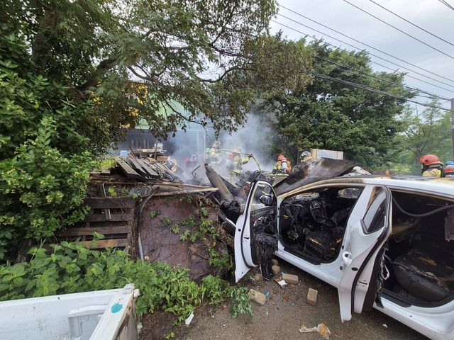 단독사고로 불 난 승용차