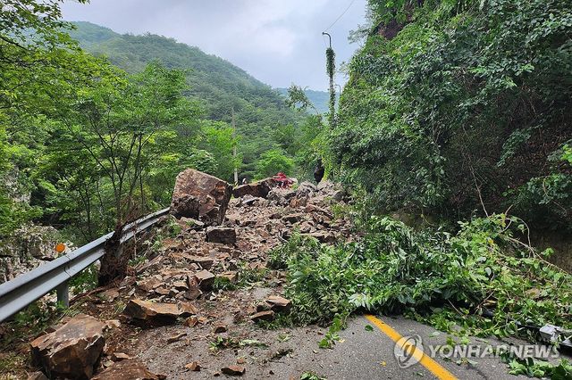 도로에 떨어진 돌