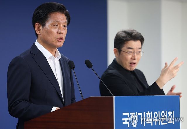 브리핑하는 조승래 대변인