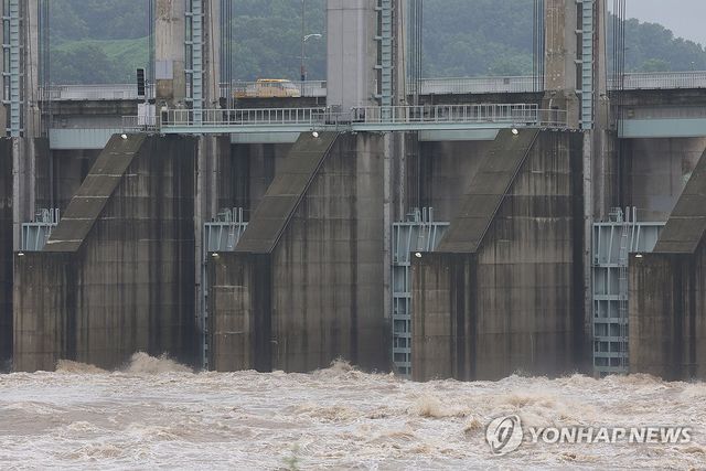방류하는 군남댐