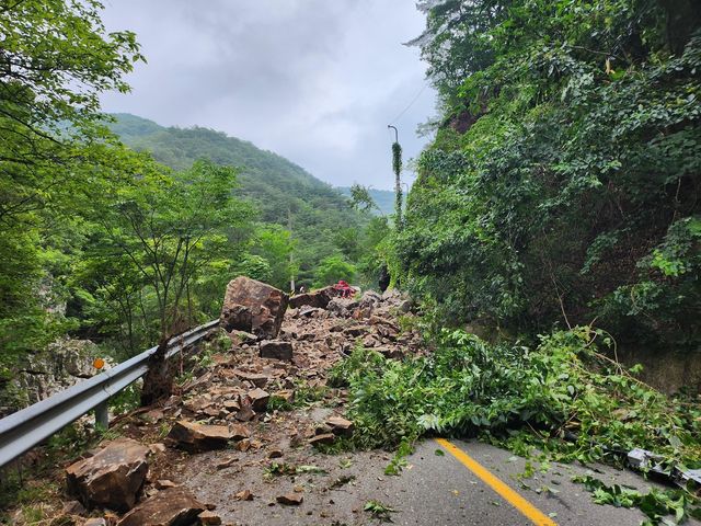 포항 지방도에서 발생한 산사태