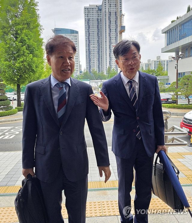 법원 들어서는 김수현·김상조 전 청와대 정책실장