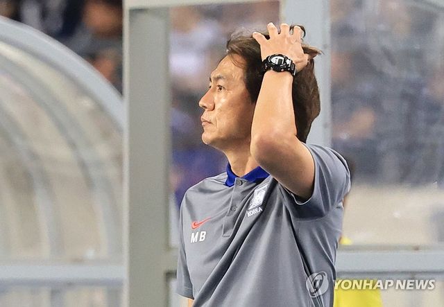 답답한 표정의 홍명보 감독