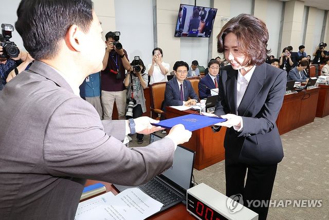 선서문 제출하는 이진숙 후보자