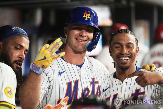 홈런 친 피트 알론소(가운데)