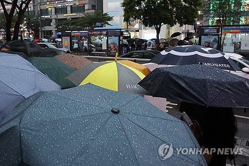 폭우에 우산 쓴 시민들 