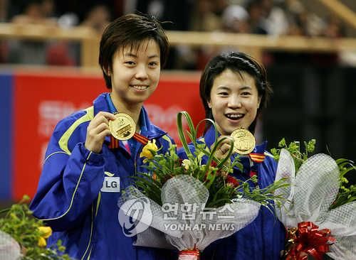 최강 복식조로 활약했던 중국의 왕난(오른쪽)과 장이닝 