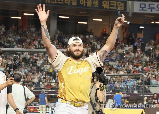 팬에 인사하는 폰세