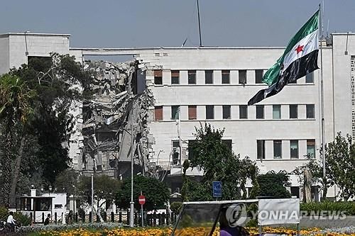 이스라엘군 공습으로 부서진 시리아 국방부·군 본부 건물