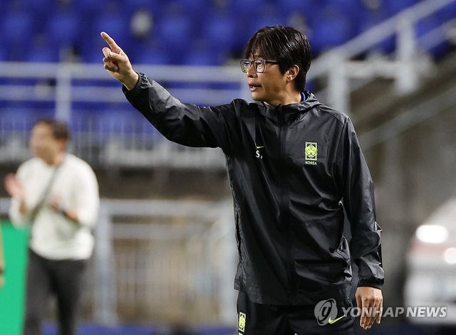 작전 지시하는 신상우 감독