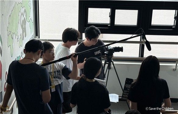 영상장비를 다루며 영화 제작에 직접 참여하는 아이들
