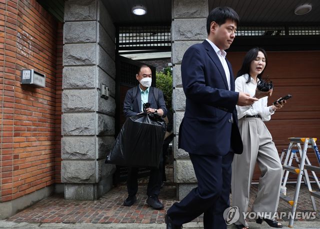 '건진법사' 법당, 압수수색 종료