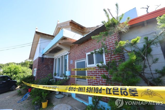 일가족 3명 살해된 주택에 설치된 폴리스라인