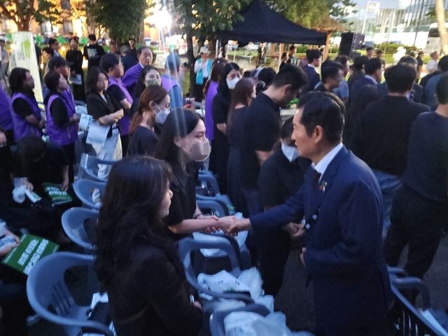 참사 유가족과 악수하는 정청래 후보