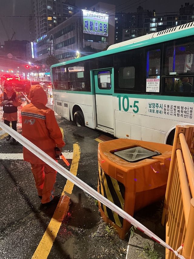 포트홀에 버스 뒷바퀴 빠져