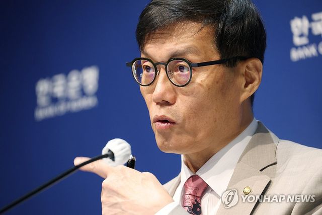 기자간담회 하는 이창용 총재