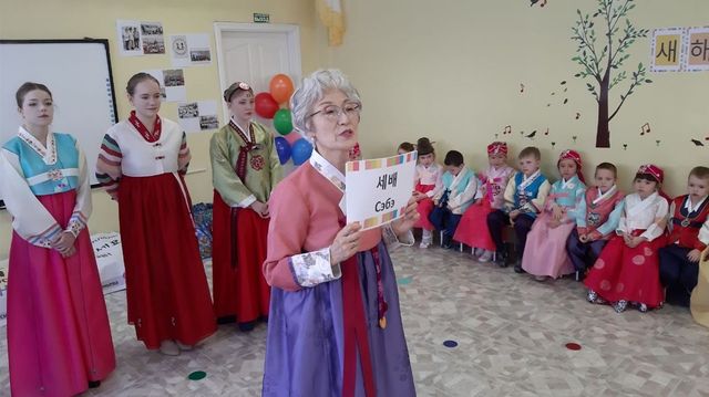 설날 세배하는 법 가르치는 백경숙 교장