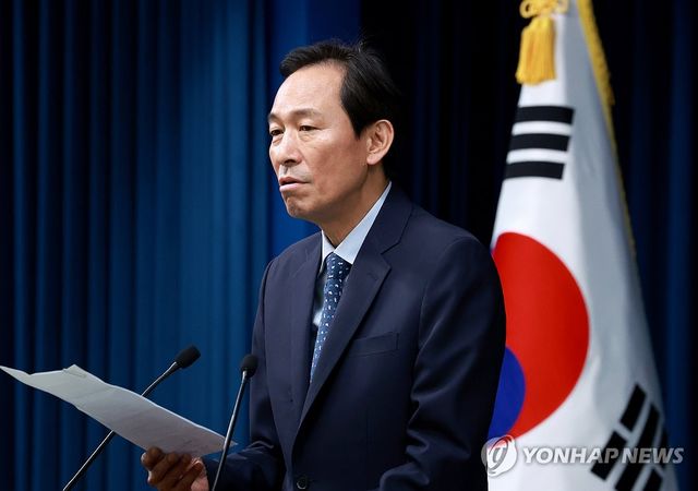 대통령-총리 주례회동 브리핑 하는 우상호 정무수석